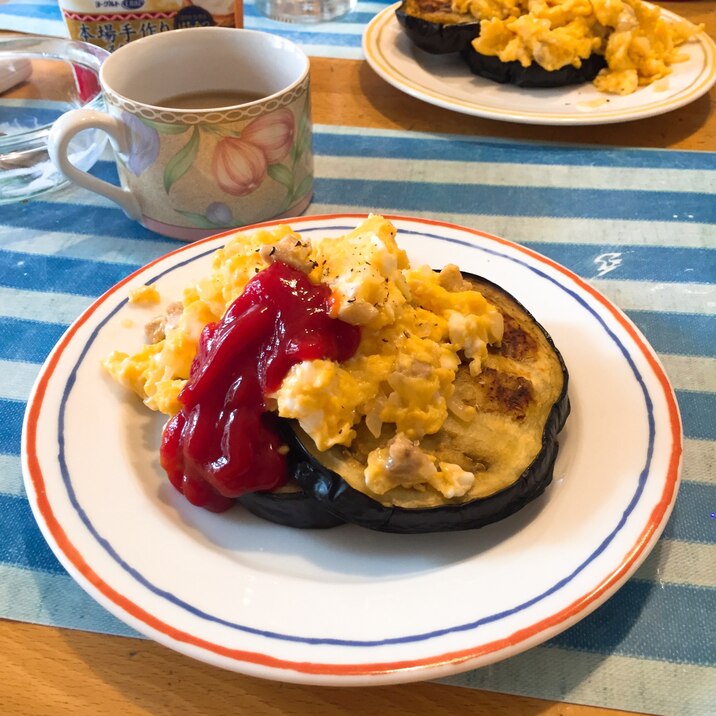 茄子のパンケーキ スクランブルエッグ添え